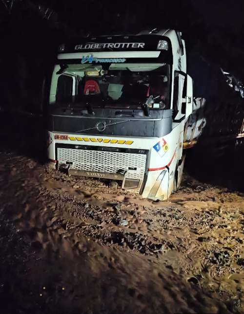 Tres huaicos bloquean la Carretera Central y dejan varado a tráiler en San Rafael