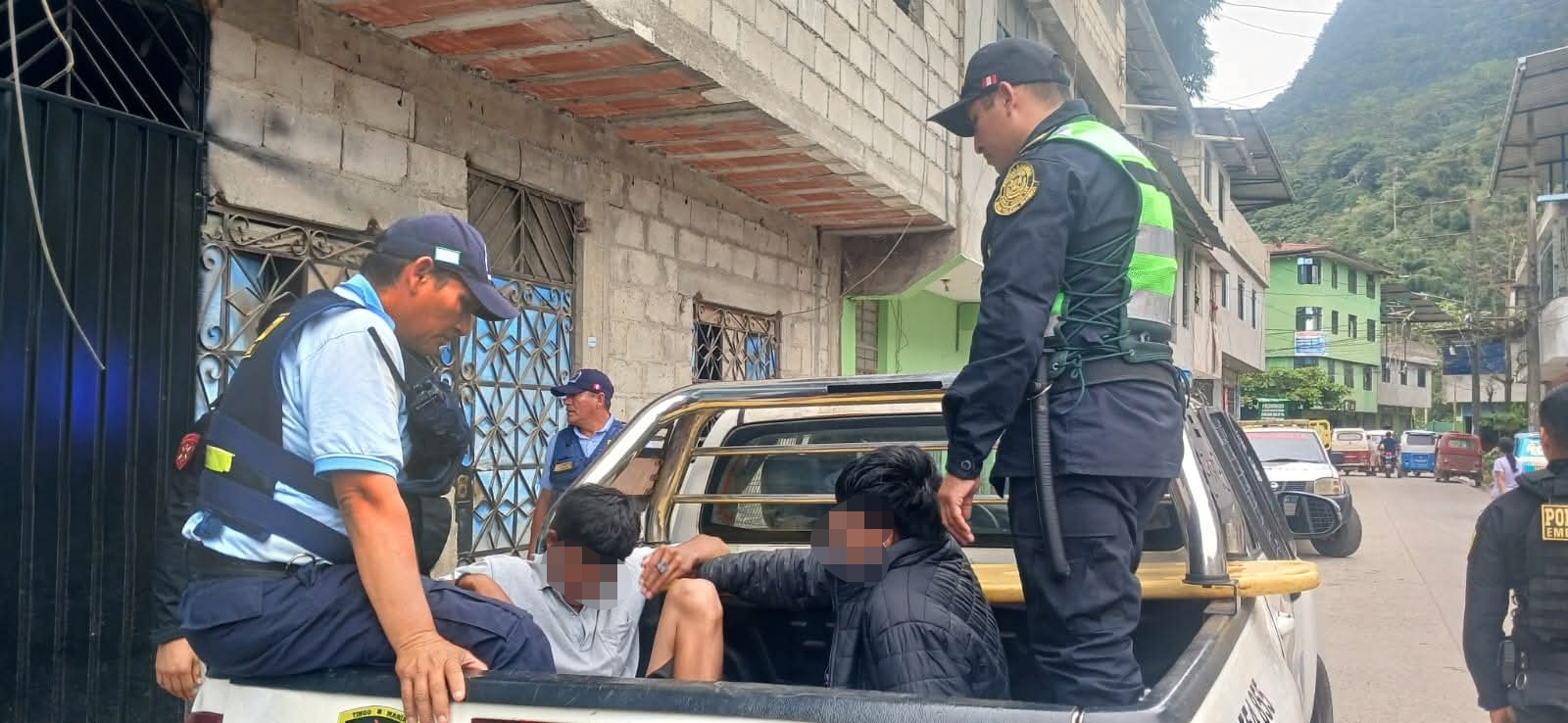 Capturan a dos presuntos delincuentes tras robo de celular y motocicleta en el centro de Tingo María