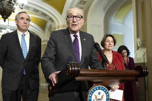 El Senado de EE. UU. aprueba resolución para limitar poderes de Trump en Irán