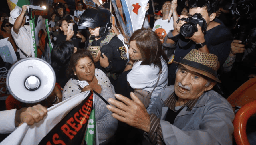 PNP lanza bombas lacrimógenas en debate de Juntos por el Perú