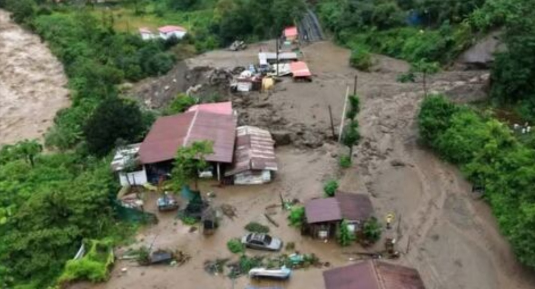 Lluvias y deslizamientos mantienen en emergencia a cientos de distritos