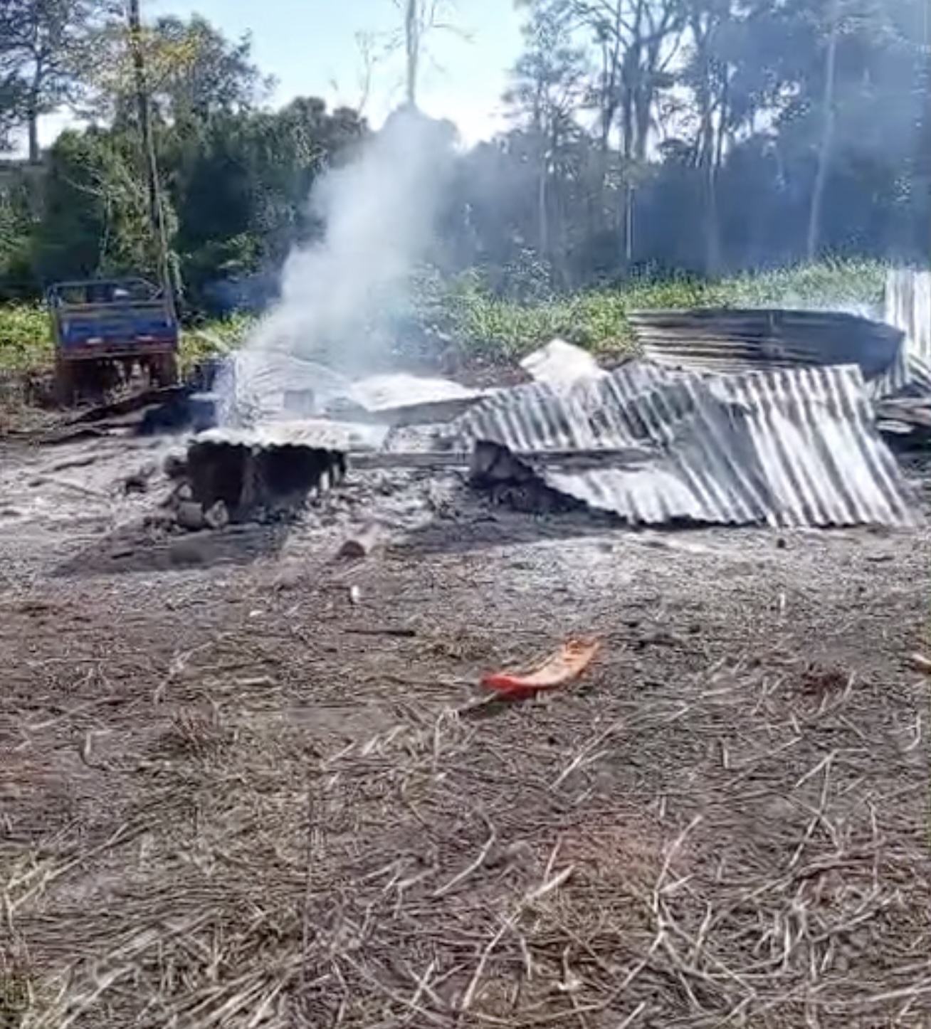 Mineros ilegales incendian viviendas en Puerto Inca para desalojar a familias de agricultores