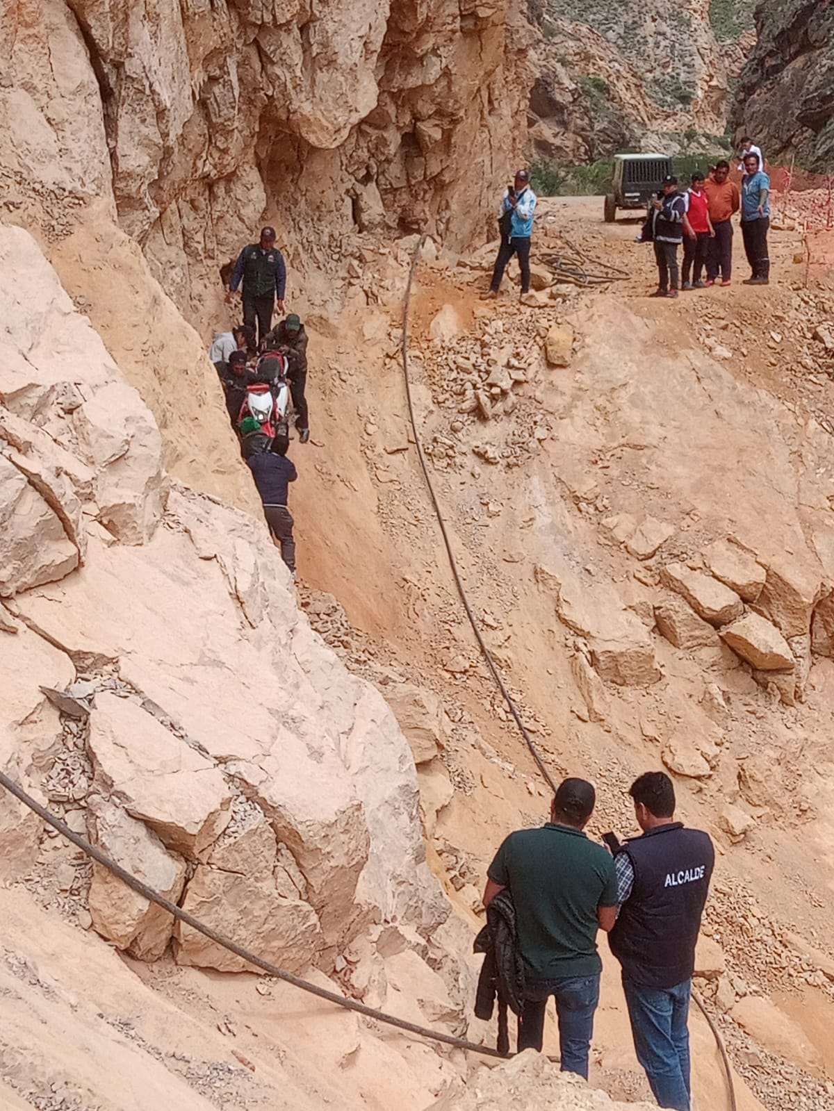 Ante colapso de Garganta del Diablo en Huacaybamba: Ciudadanos cargan vehículos al hombro