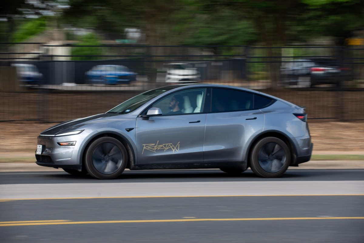 Tesla divulga dos accidentes de Robotaxi con operadores remotos