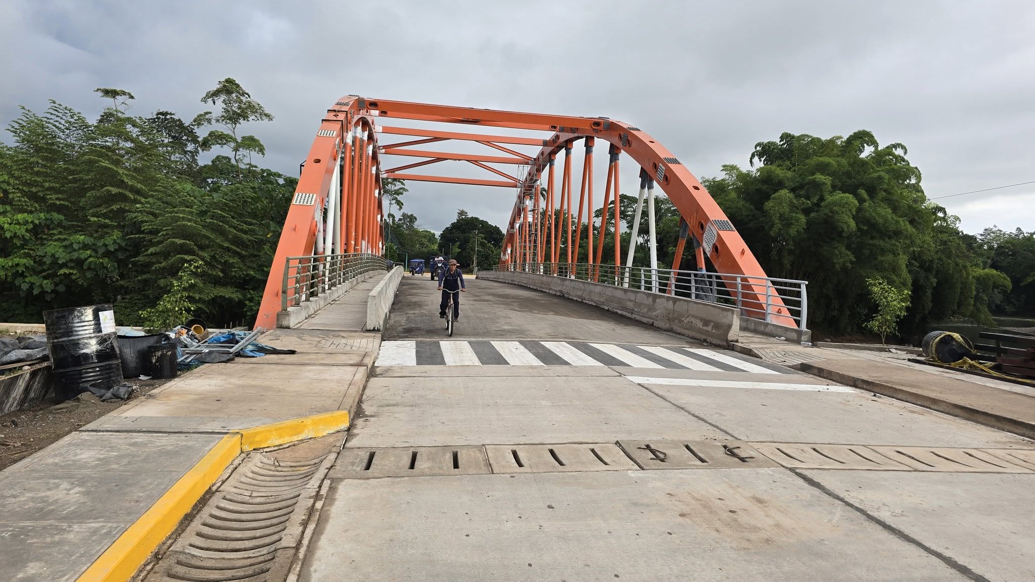 Vecinos de Aucayacu abren puente por su cuenta ante sucesivos retrasos en la inauguración oficial