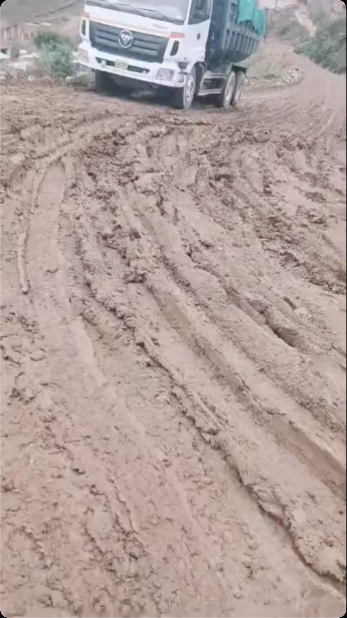 Vía a Santo Domingo de Nauyán se convierte en trampa de lodo tras deficiente mantenimiento municipal