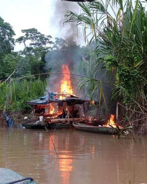 Destruyen 14 dragas ilegales durante operativo en el río Pachitea
