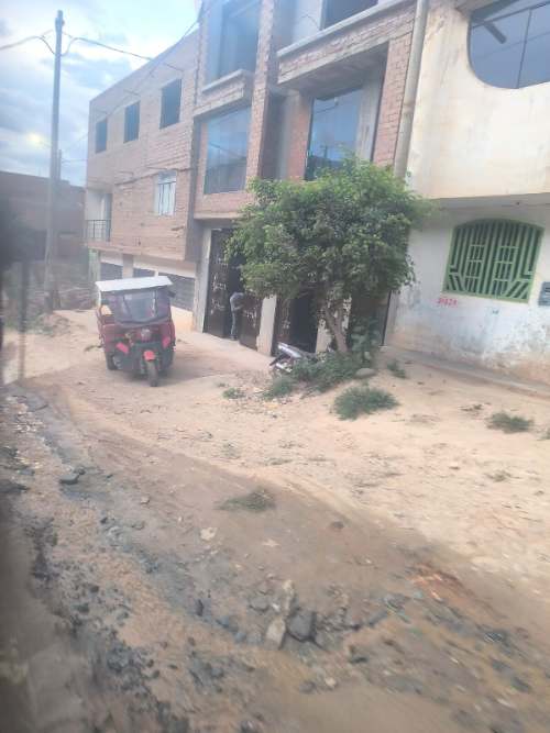 Abandono de obra de alcantarillado en Aparicio Pomares expone a vecinos a focos infecciosos