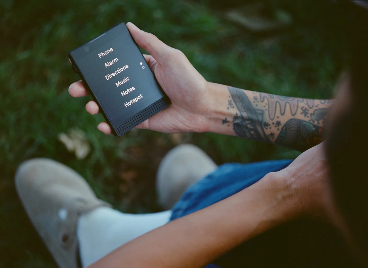 La empresa Light Phone se alía con Noble Mobile de Andrew Yang
