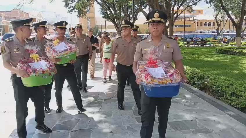 Policía llevó canastas a madres trabajadoras de Huánuco por su día