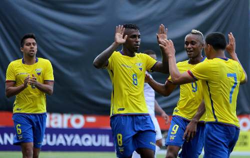 México vence 2-0 a Ecuador en el Mundial y suma sus primeros puntos