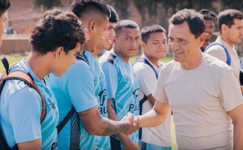 Evza presentó a Marcial Salazar