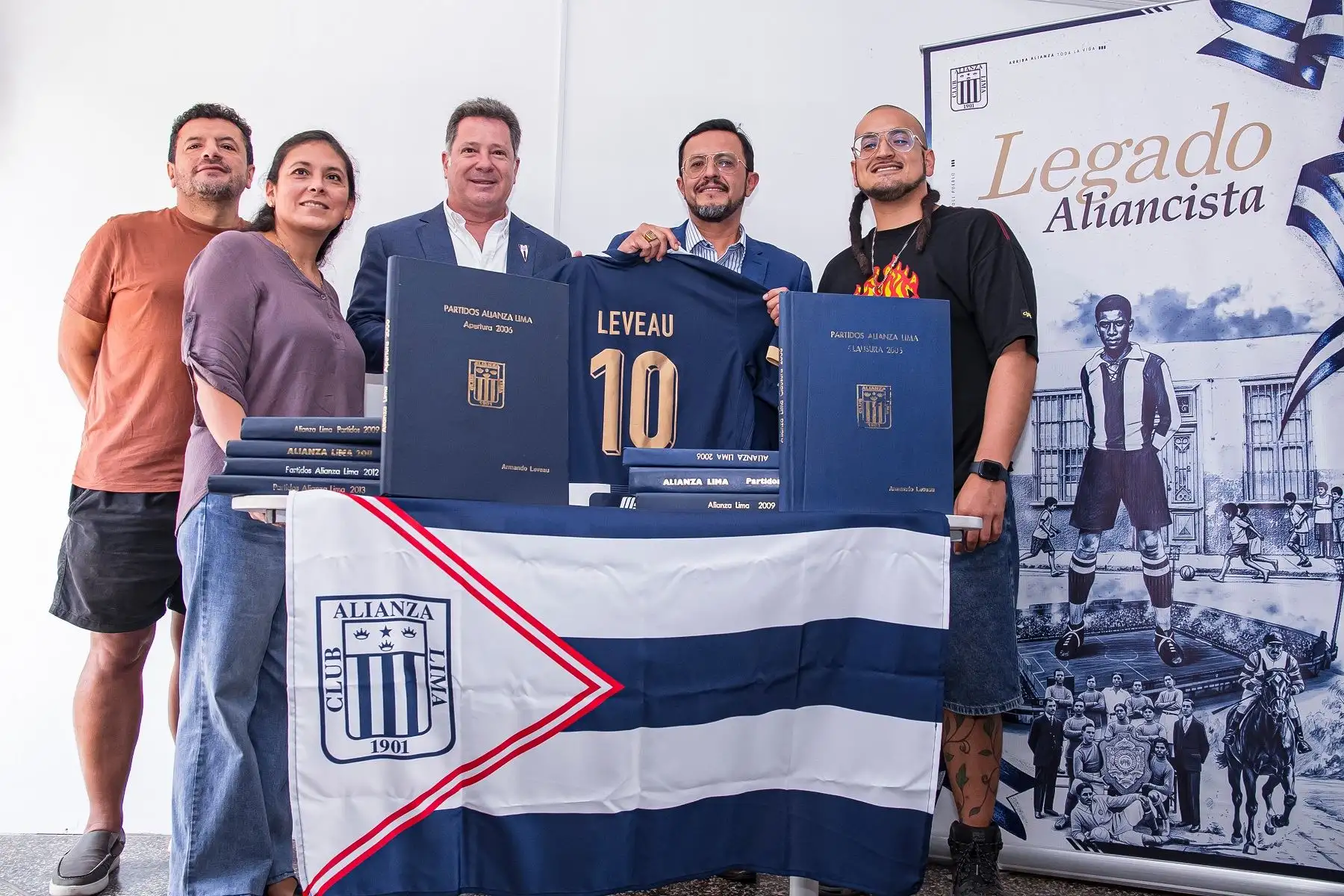 Alianza Lima adquiere la biblioteca del historiador Armando Leveau para preservar su legado