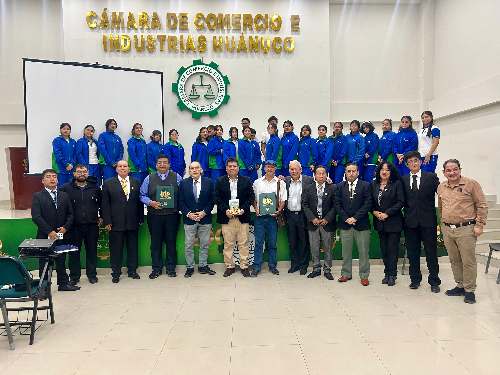 Mario Malpartida y Samuel Cardich comparten sus experiencias literarias con estudiantes huanuqueños