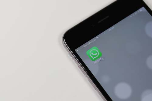 Unión Europea ordena a Meta abrir WhatsApp a chatbots de IA competidores