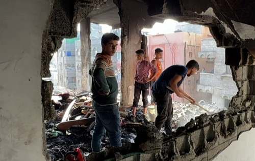 Vecinos de Gaza evalúan daños tras nuevo bombardeo israelí durante la noche