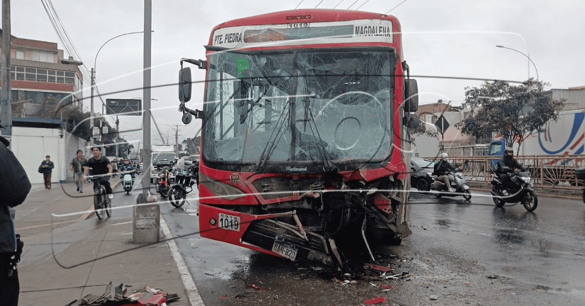 Dos buses de transporte público colisionan en la Avenida Universitaria causando tráfico y heridos