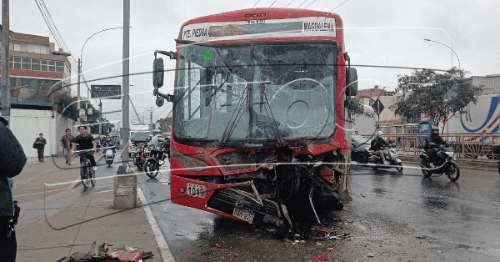 Dos buses de transporte público colisionan en la Avenida Universitaria causando tráfico y heridos
