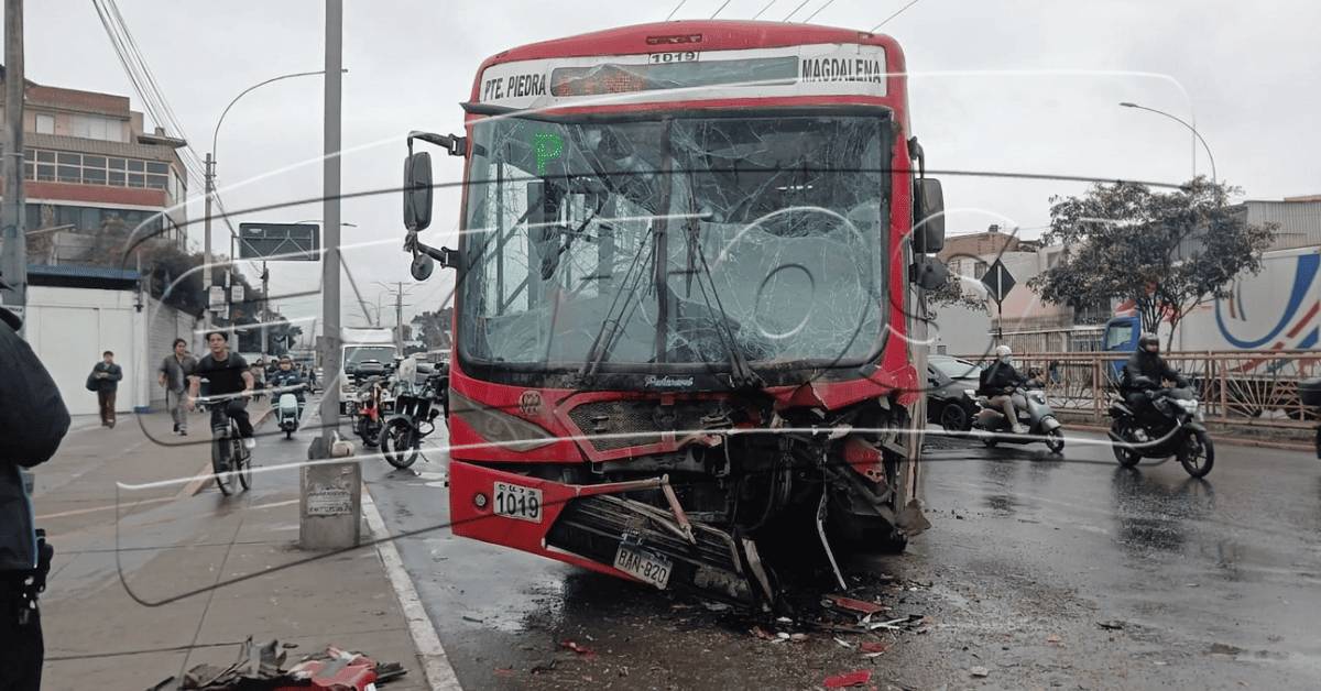 Dos buses de transporte público colisionan en la Avenida Universitaria causando tráfico y heridos