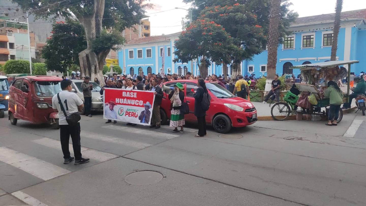 Juntos por el Perú realiza plantón en Huánuco y denuncia presunta manipulación de votos