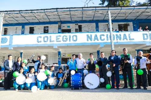 Gobernador entrega 40 instrumentos musicales al colegio Marcos Durán Martel