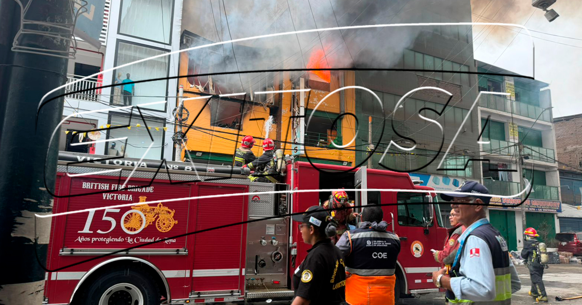 Un importante incendio afecta a la galería del emporio comercial Gamarra en La Victoria