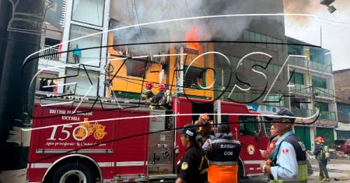 Un importante incendio afecta a la galería del emporio comercial Gamarra en La Victoria