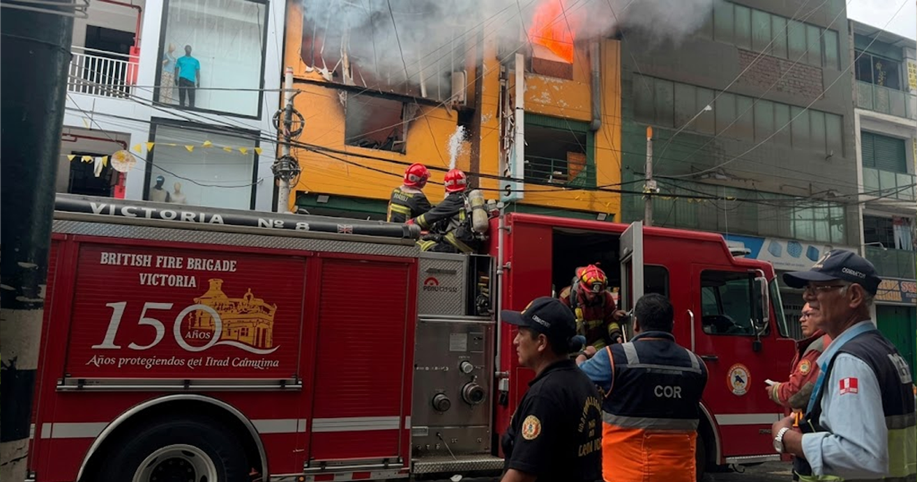 Un incendio devastador en Gamarra afecta a 80 empresarios textiles en La Victoria