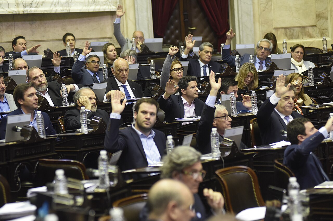 Gobierno español debate prórroga de ayuda a combustibles: sin ella, llenar el tanque costaría 90 euros