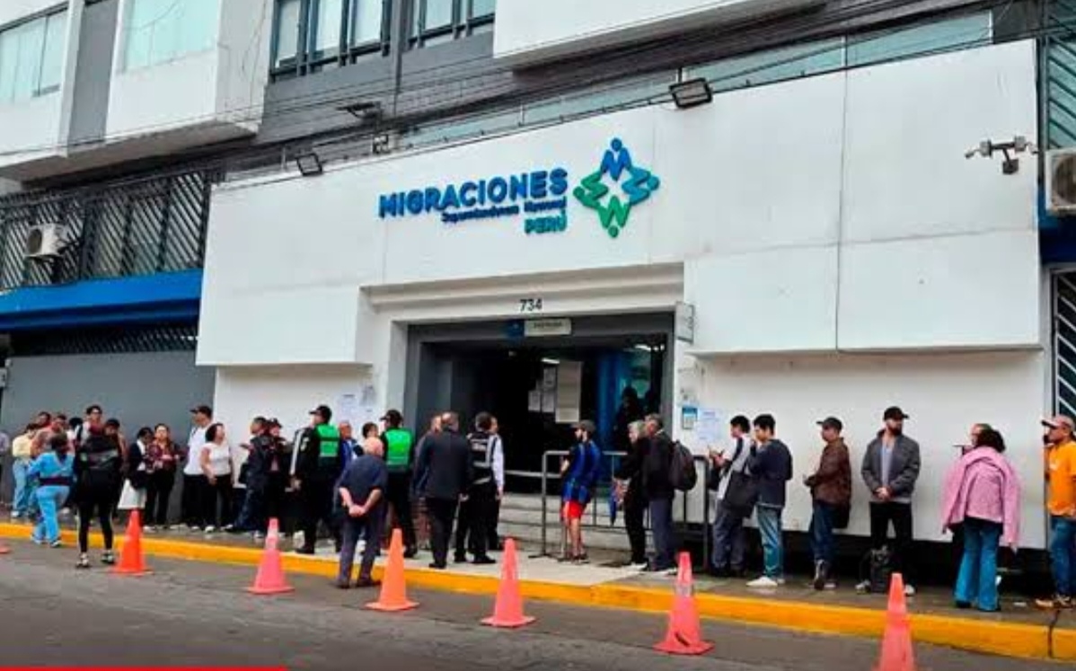 Migraciones enfrenta largas colas por nuevo trámite de pasaporte sin cita