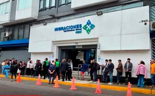 Migraciones enfrenta largas colas por nuevo trámite de pasaporte sin cita