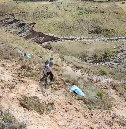 Camioneta cae al río y deja un muerto y siete heridos en Huacaybamba