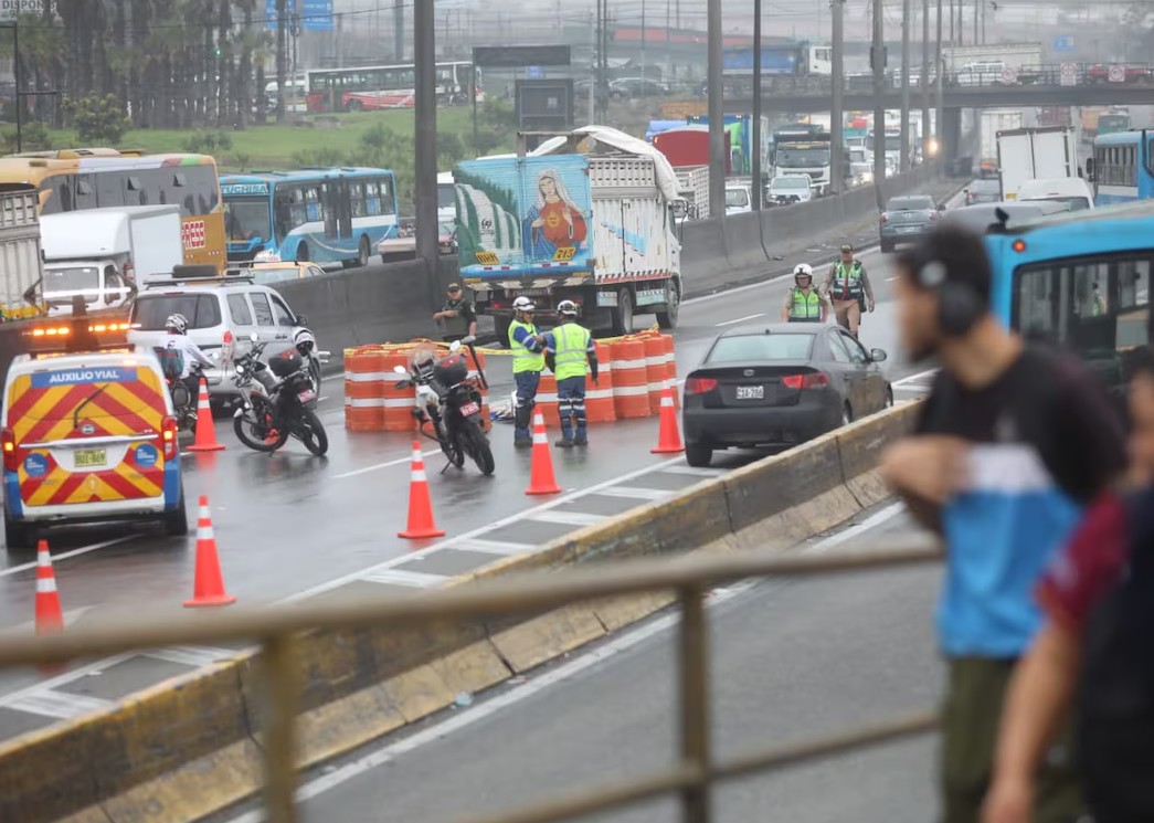 Jóvenes mueren al caer de motocicleta sobre Puente Acho en Lima