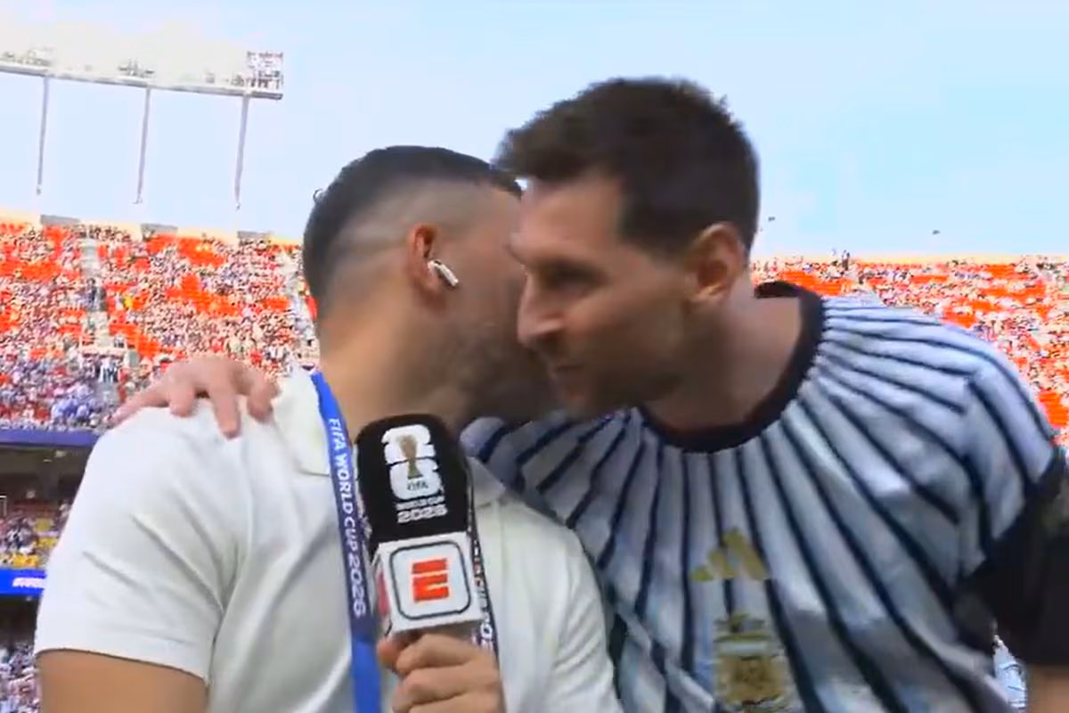 Messi y el Kun Agüero protagonizan emotivo reencuentro en la previa de Argentina vs Argelia