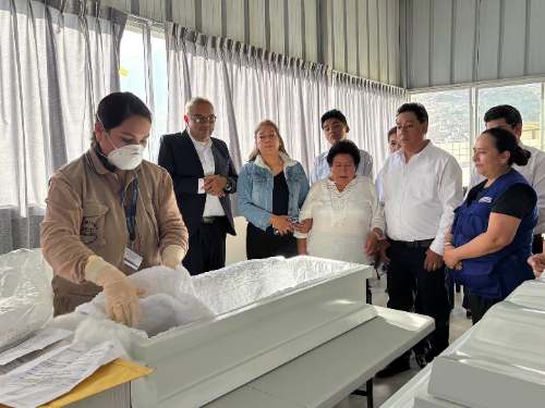 Fiscalía restituye víctimas de la violencia y advierte que aún hay cerca de 3.000 desaparecidos
