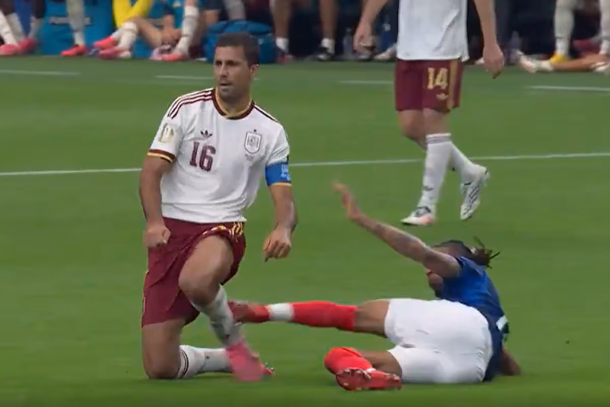 ¿Era roja? El duro planchazo de Olise sobre Rodri desata polémica en España vs. Francia