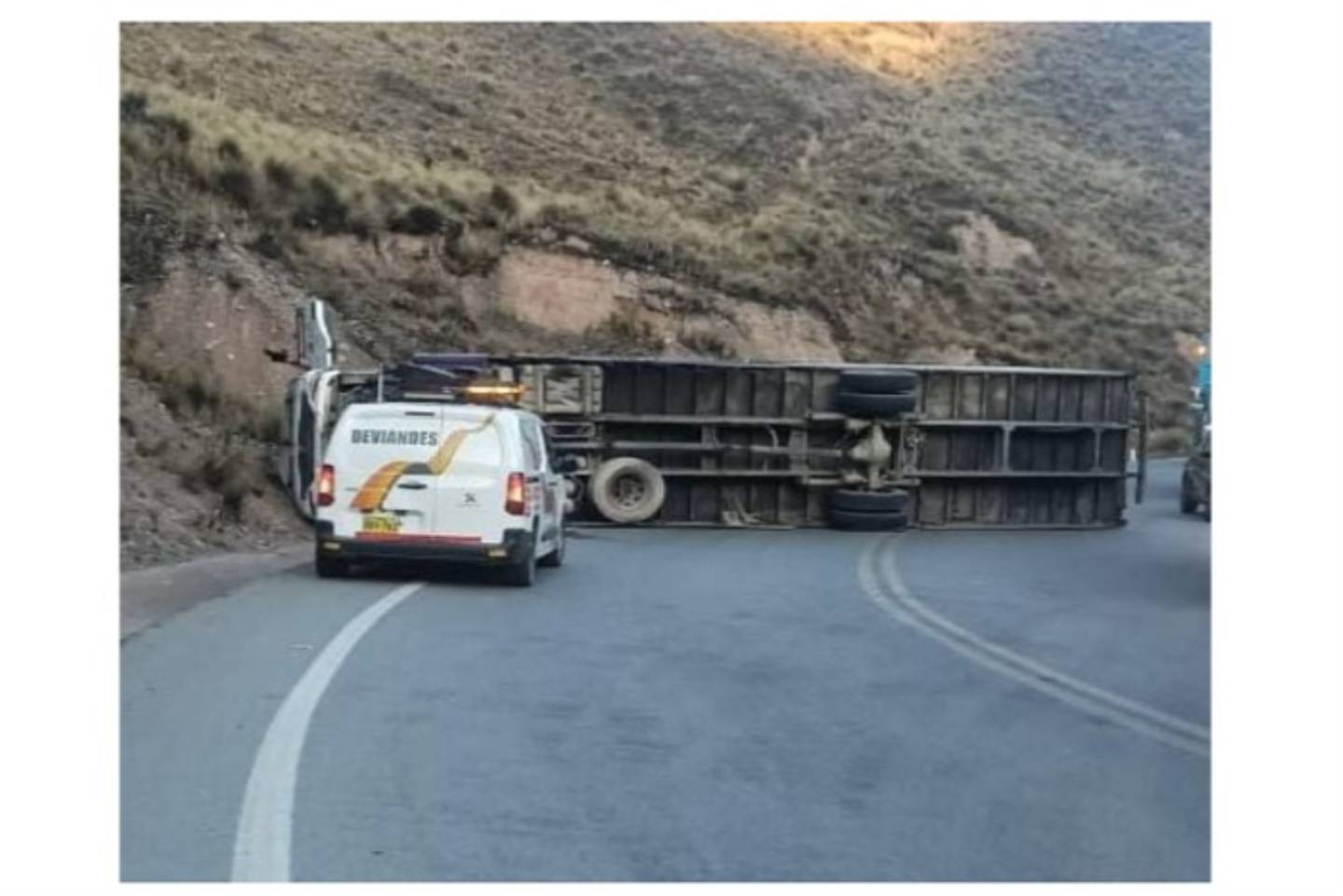 Carretera Central: camión volcó en tramo Pasco–La Oroya y conductor resultó ileso