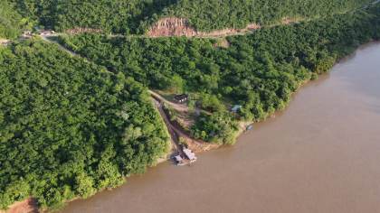 Gobernador de Huánuco entrega 2 mil galones de petróleo para recuperar vías en Puerto Inca