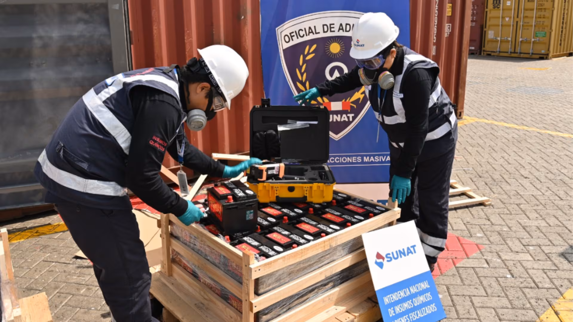SUNAT incauta 2,5 toneladas de mercurio oculto en baterías en el Callao