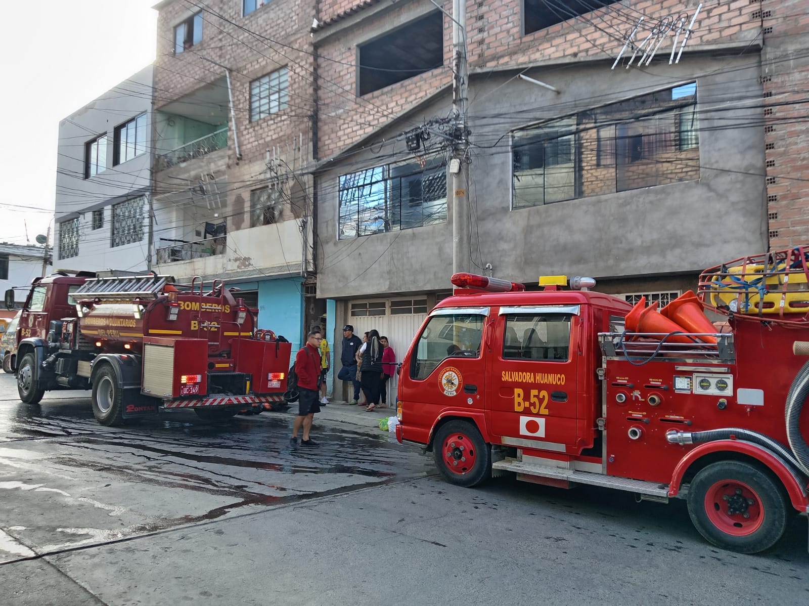 Bomberos controlan incendio en pasaje del jirón San Martín y evitan víctimas