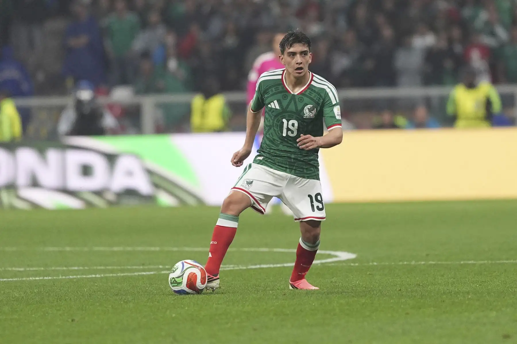 Mundial 2026: Gilberto Mora se gradúa de preparatoria tras debut con México