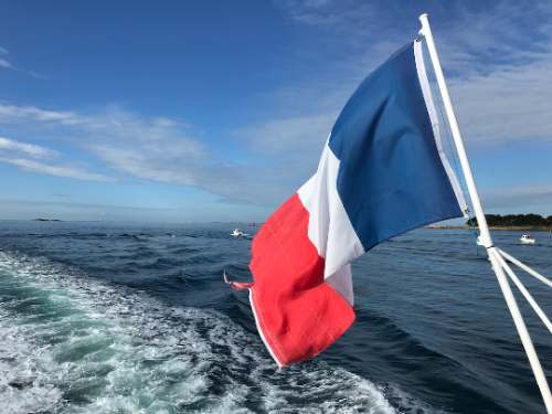 Marine Le Pen inicia campaña presidencial tras ratificación de condena por malversación
