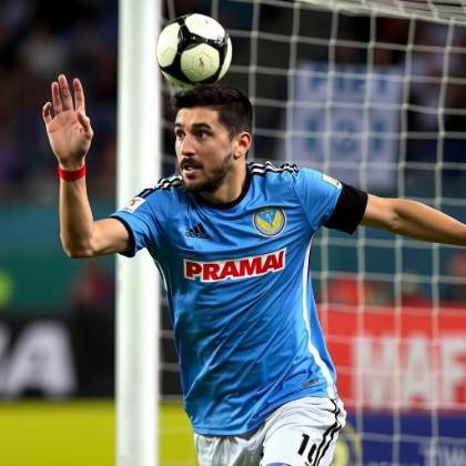 Gol anulado a Sporting Cristal por falta de Araujo sobre Zubczuk genera polémica
