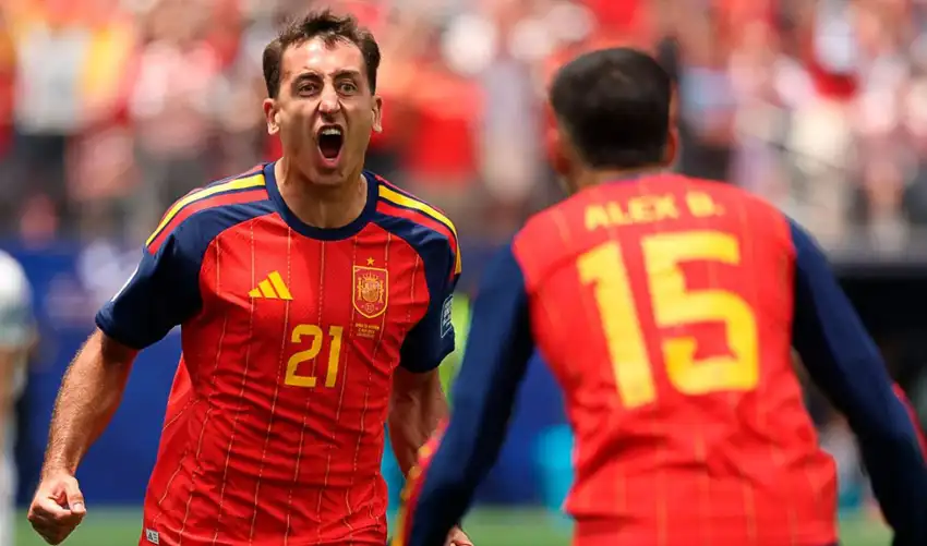 España golea y avanza