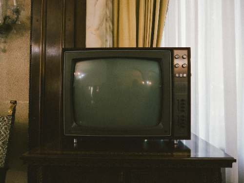 Nueva ley garantiza información accesible en TV para personas con discapacidad auditiva