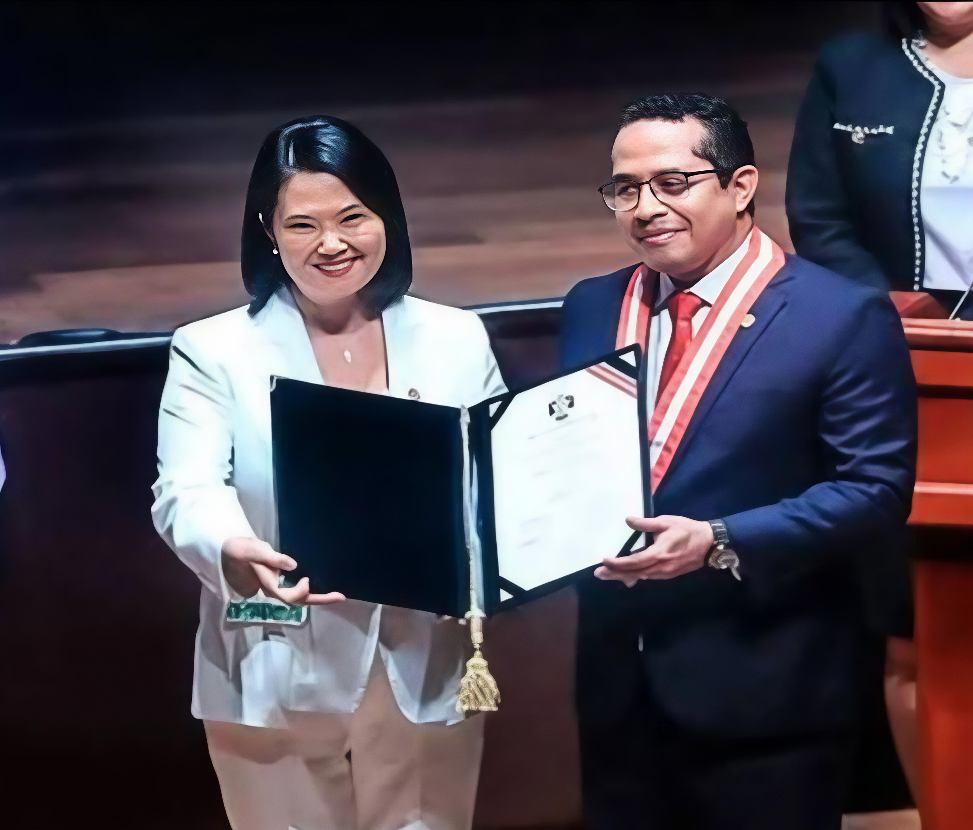 Keiko Fujimori recibe credenciales y queda lista para asumir la Presidencia