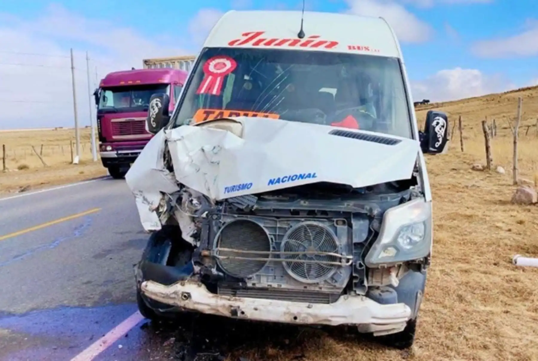 Pasco: pasajeros resultan ilesos tras colisión entre miniván y camioneta en la Carretera Central