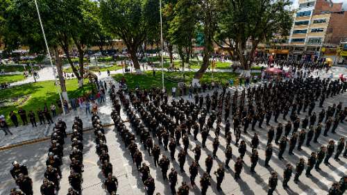 Cuestionan presunta exigencia a policías para comprar banderas con dinero propio en Huánuco