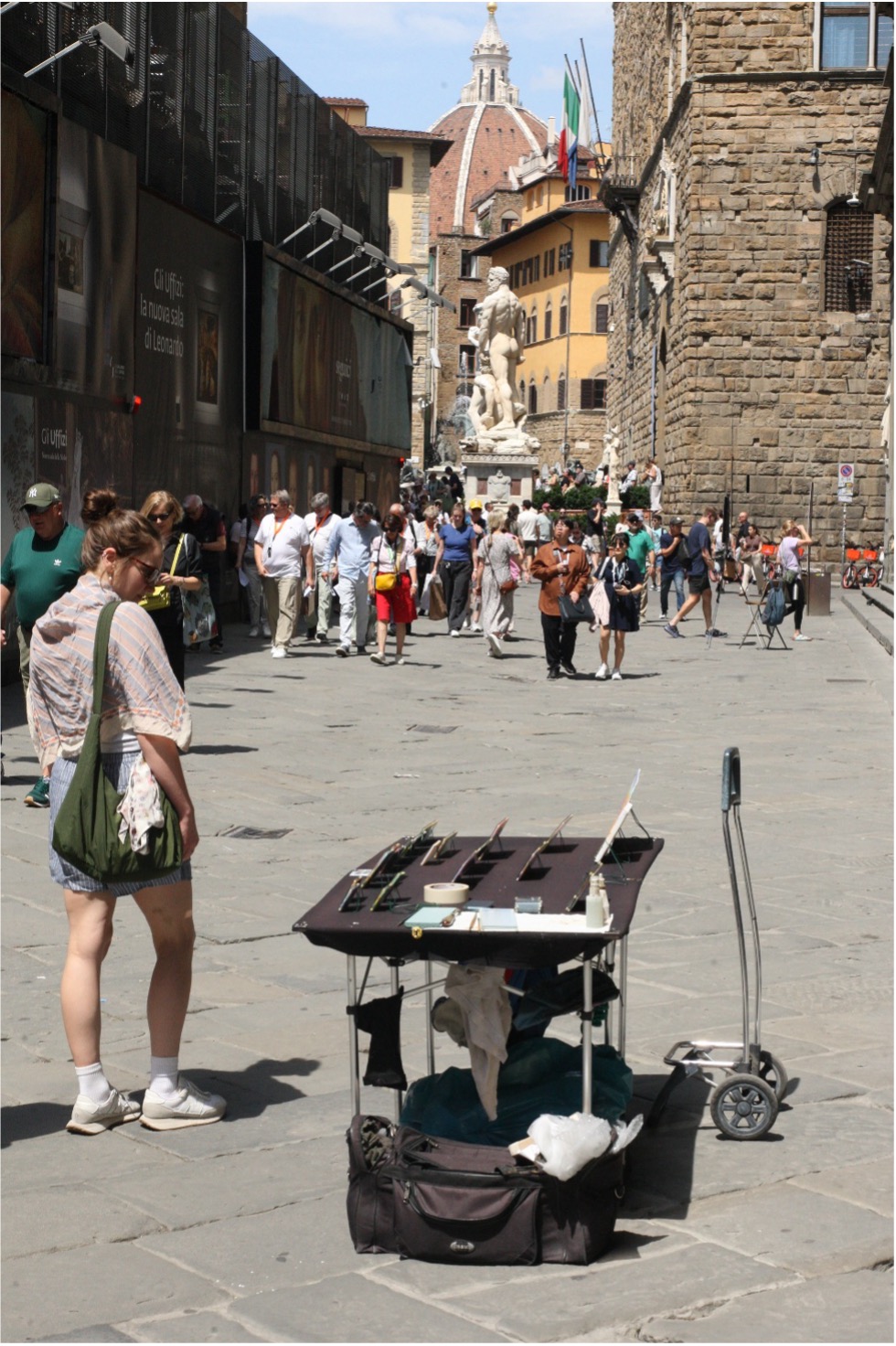 EFRÉN PILATASIG IN PIAZZALE DEGLI UFFIZI