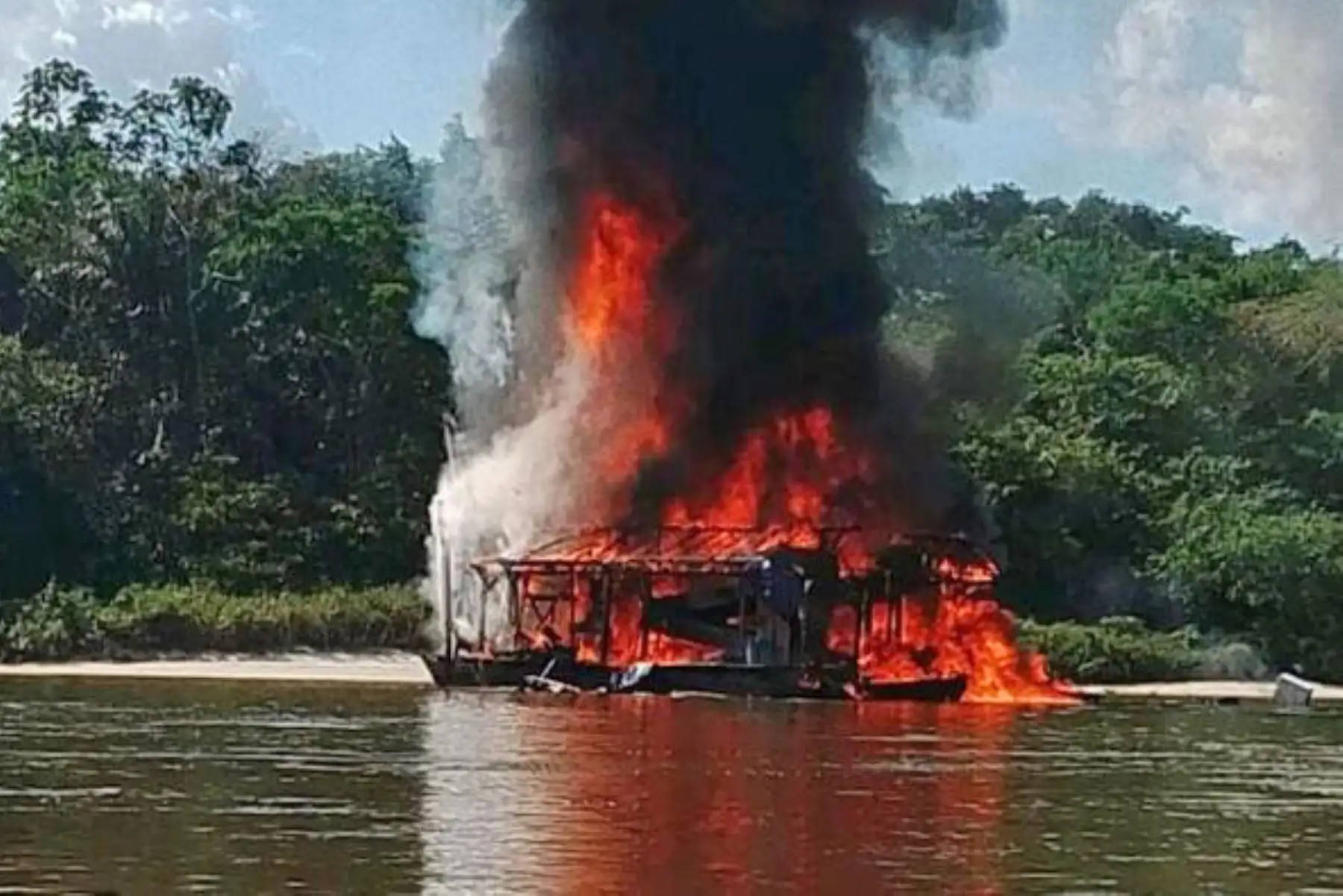 Gobierno incauta armas de guerra y destruye balsas draga en operativos contra minería ilegal en Madre de Dios y Loreto
